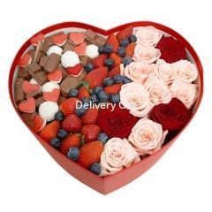 Сердце из роз с клубникой DeliveryGift.