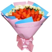 Клубника с кустовыми розами от DeliveryGift.