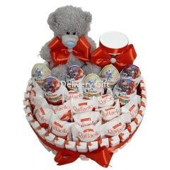 Торт из конфет киндер от Delivery Gift.