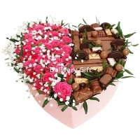 Кустовые розы со сладостями от Delivery Gift.