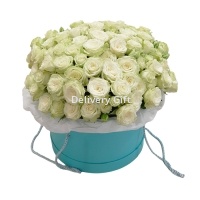 Белые кустовые розы в коробке от Delivery Gift.