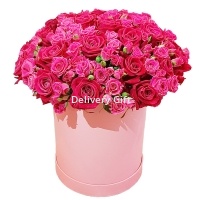 Розовые кустовые розы в коробке от Delivery Gift.