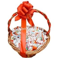 Подарочная корзина киндеров и раффаэлло от Delivery Gift.