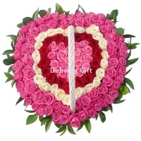 Сердце из разноцветных роз от Delivery Gift.