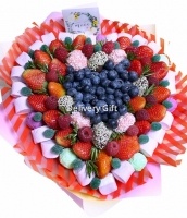 Клубника в шоколаде с ягодами и маршмеллоу от DeliveryGift.