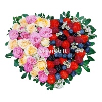 Сердце из ягод и роз от Delivery Gift.