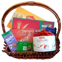 Подарочная корзина с конфетами от Delivery Gift.