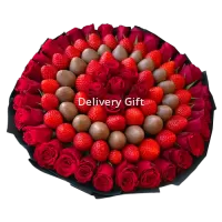 Красные розы с клубникой от Delivery Gift.