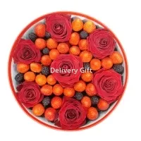 Розы с ягодами от DeliveryGift.