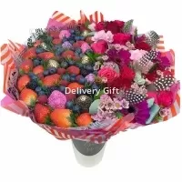 Цветы с клубникой от Delivery Gift.