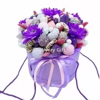 Клубника в шоколаде и цветы в коробке от DeliveryGift.