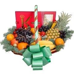 Корзина с фруктами и конфетами от Delivery Gift.
